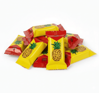 Schoko-Ananas-Süßigkeiten in gelb-roter Einzelverpackung – litauische Süßware