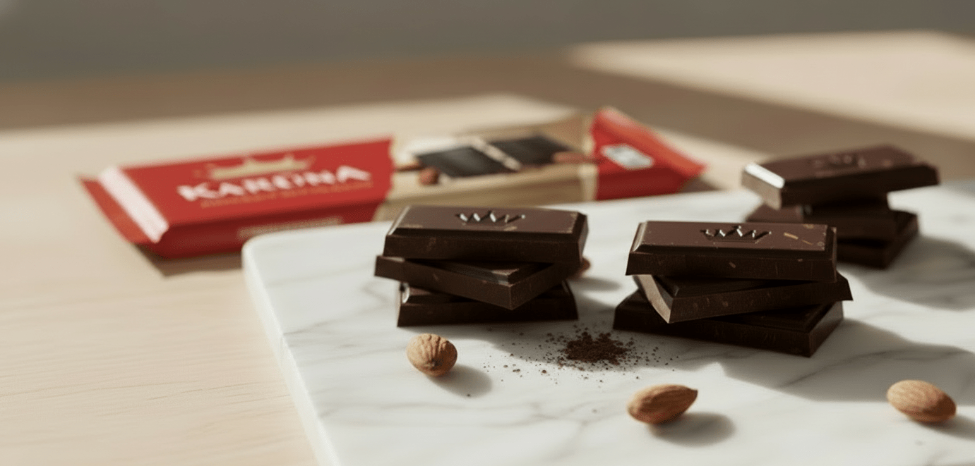 Dunkle Schokolade von Karūna in Stücken – litauische Schokolade angerichtet auf Tisch